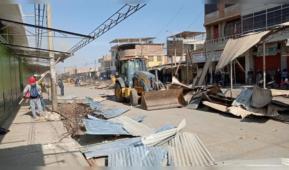 Comerciantes son desalojados de las vías públicas. Foto: La República.