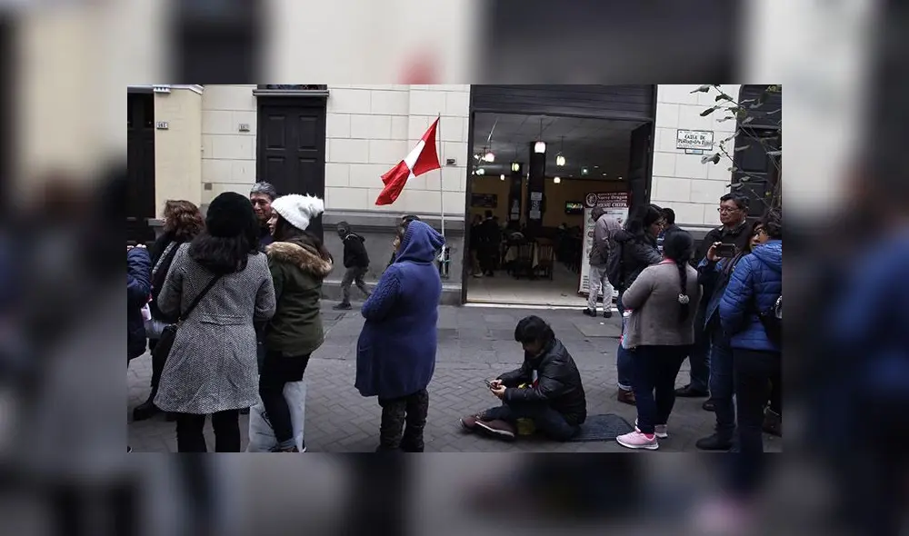 Personas se dan cita en la Plaza de Armas para asistir al evento “Serenata al Perú”. (Foto: La República) Personas se dan cita en la Plaza de Armas para asistir al evento “Serenata al Perú”. (Foto: La República)