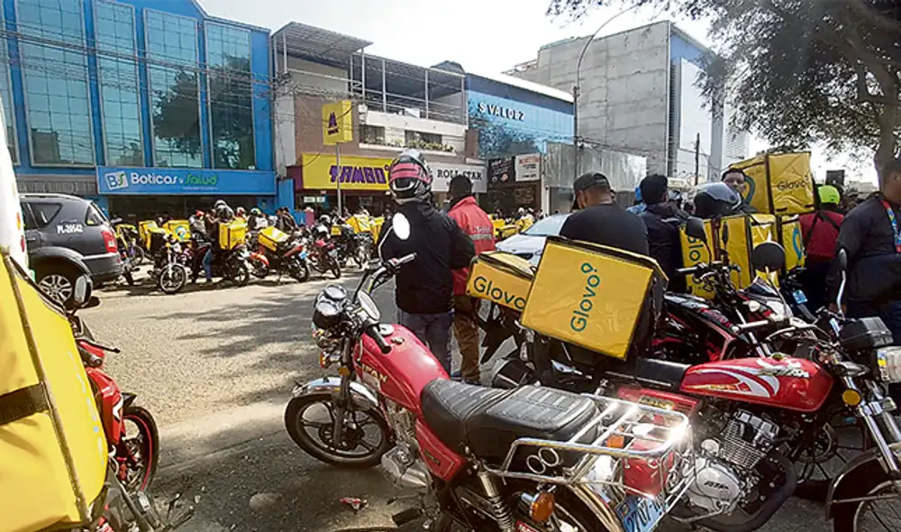 Plantón. Hicieron sentir su disconformidad por el recorte. Plantón. Hicieron sentir su disconformidad por el recorte.