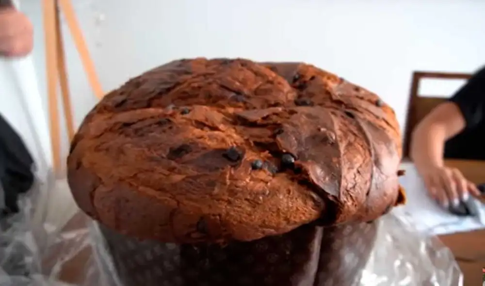 Desliza las imágenes para ver el aspecto que tiene este gigantesco panetón que se vende actualmente en Lima. Foto: captura de YouTube/El cholo mena