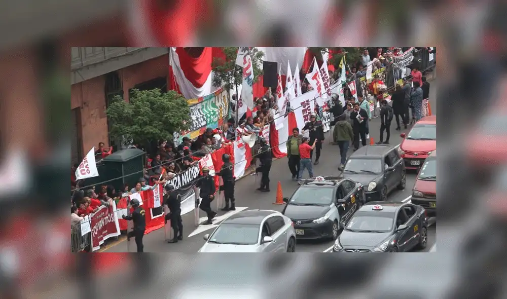 Ciudadanía realiza plantón contra elección del Tribunal Constitucional [FOTOS]