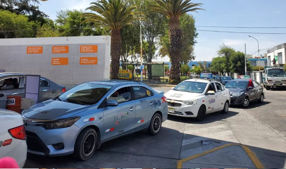 Conductores realizan largas colas. Foto: URPI-LR