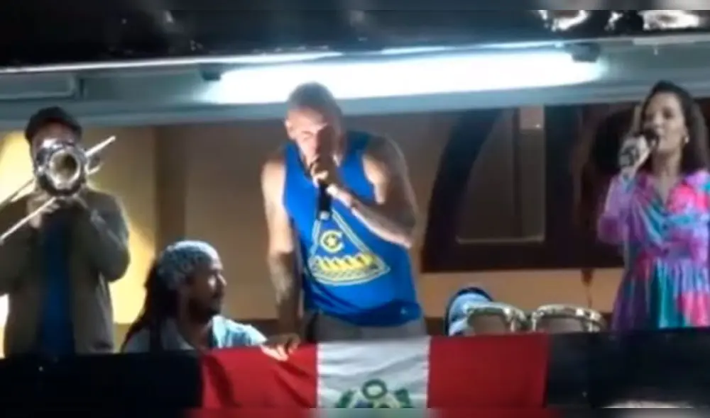 Residente da concierto encima del segundo piso de un bus turístico en Plaza San Martín. Foto: Instagram