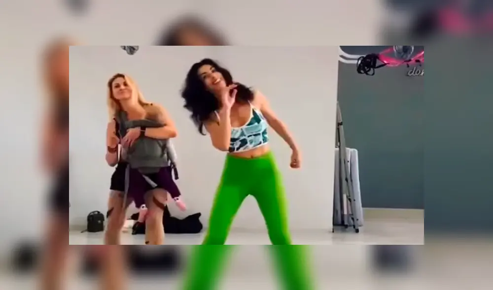 En YouTube, una madre sorprendió con sus movimientos a ritmo de bachata acompañada de su bebé. En YouTube, una madre sorprendió con sus movimientos a ritmo de bachata acompañada de su bebé.