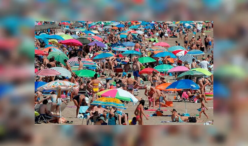 Vista general de la playa de la Malvarrosa (España) a la que ha acudido un gran número de personas para disfrutar del buen tiempo y combatir las altas temperaturas. Foto: EFE
