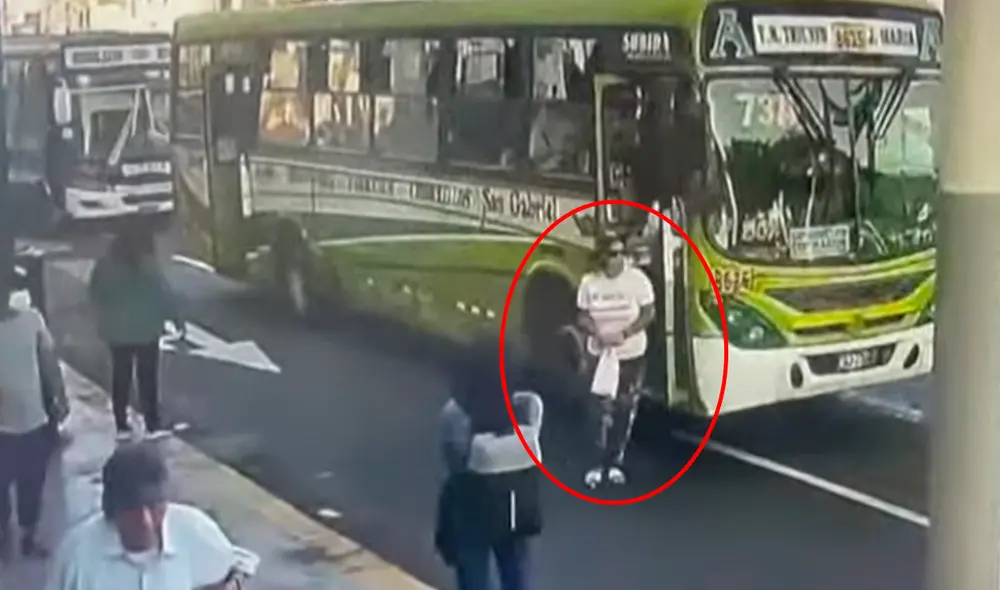 La agresora portaba una bolsa blanca llena de jeringas, según indicaron los pasajeros del bus donde ocurrió el ataque. Foto: captura de Latina