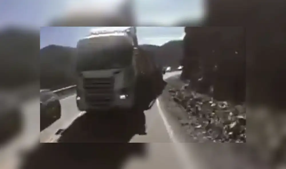 El motociclista español denunció al conductor del camión que irrumpió en su carril y casi lo mata. Foto: Captura