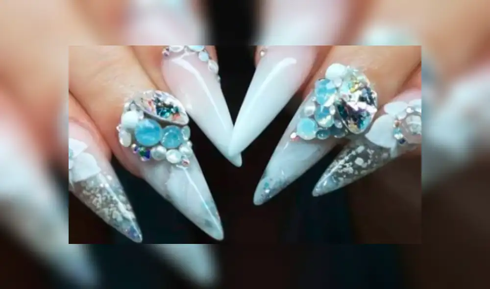 Su prima, quien era una conocida youtuber, la ayudó a realizarse la extravagante manicure. Vía Facebook Foto: captura Su prima, quien era una conocida youtuber, la ayudó a realizarse la extravagante manicure. Vía Facebook Foto: captura