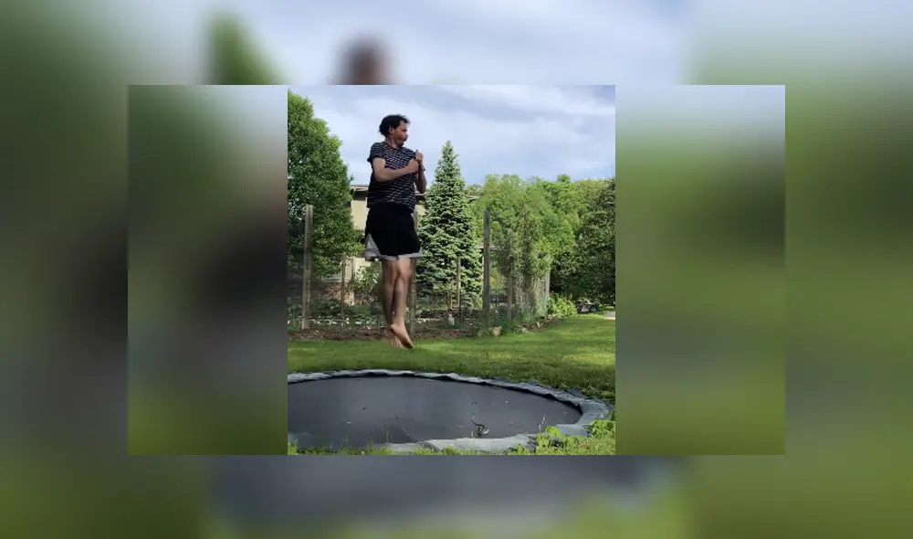 Una curiosa escena muestra la curiosa reacción de un muchacho al toparse con una serpiente. Foto: YouTube.