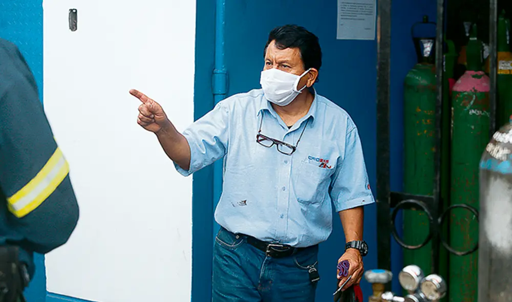 Héroe. Luis Barsallo dice que no subirá precio del oxígeno. Foto: Flavio Matos