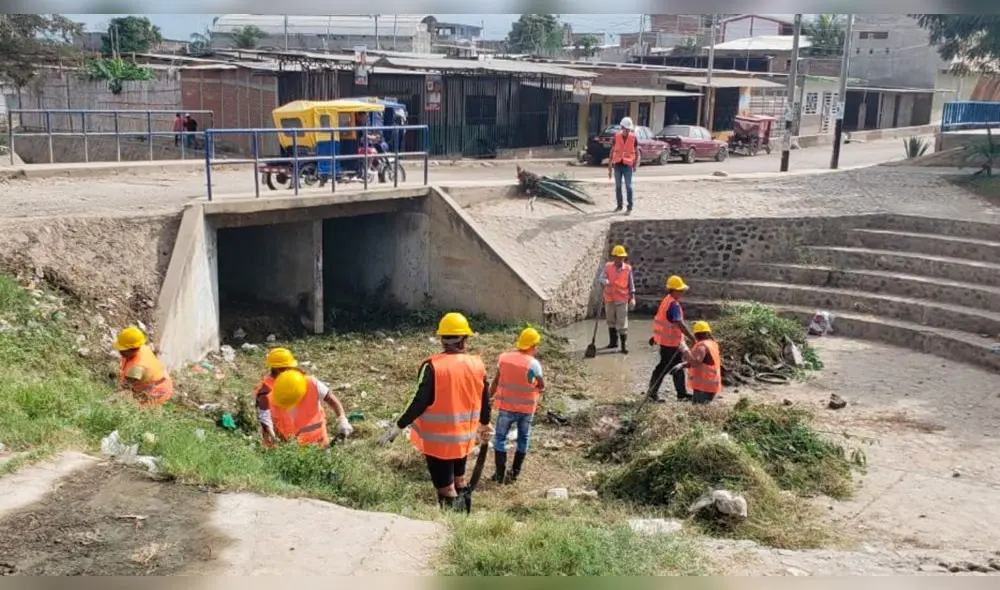 Trabajo de mantenimiento de drenes y canales Trabajo de mantenimiento de drenes y canales