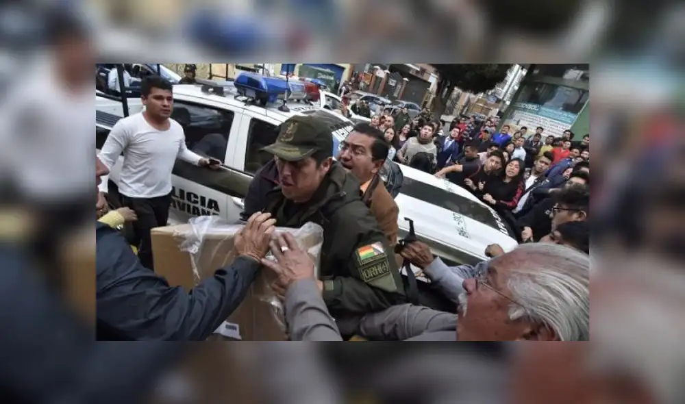 Policía intentando trasladar una maleta encontrada en Sopocachi, La Paz. Foto: APG