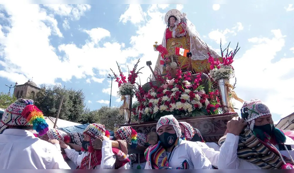 santa ana. La abuela de Cristo fue cargada en hombros por fieles desde el templo del barrio tradicional de Qarmenca o Santa Ana. El rostro de Santa Ana refleja nobleza, ternura es la que estremece por sus facciones. santa ana. La abuela de Cristo fue cargada en hombros por fieles desde el templo del barrio tradicional de Qarmenca o Santa Ana. El rostro de Santa Ana refleja nobleza, ternura es la que estremece por sus facciones.