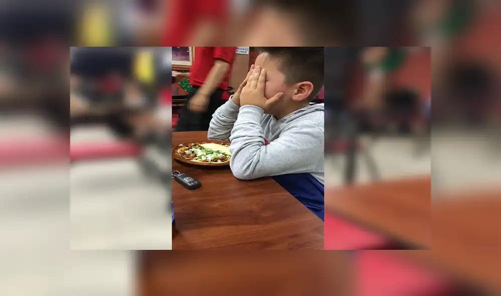 En Facebook, el niño se conmovió al percatarse del anciano vendedor de dulces y quiso ayudarlo. En Facebook, el niño se conmovió al percatarse del anciano vendedor de dulces y quiso ayudarlo.