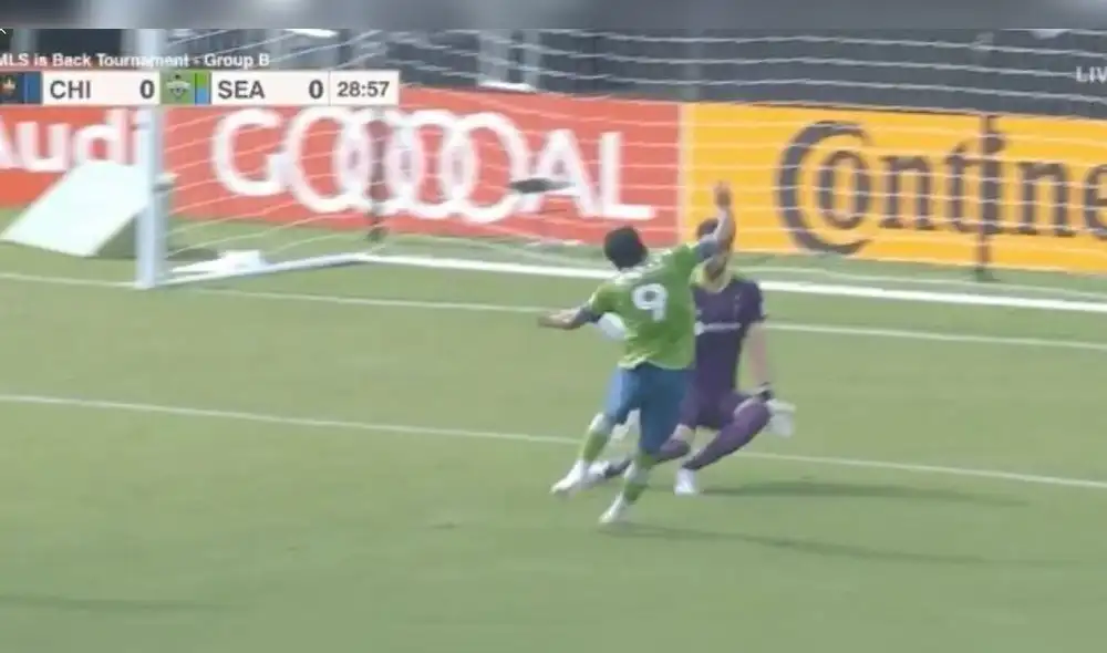 Raúl Ruidíaz busca el gol en la MLS con el Seattle Sounders: la picó frente al arquero e intentó de ‘chalaca’.