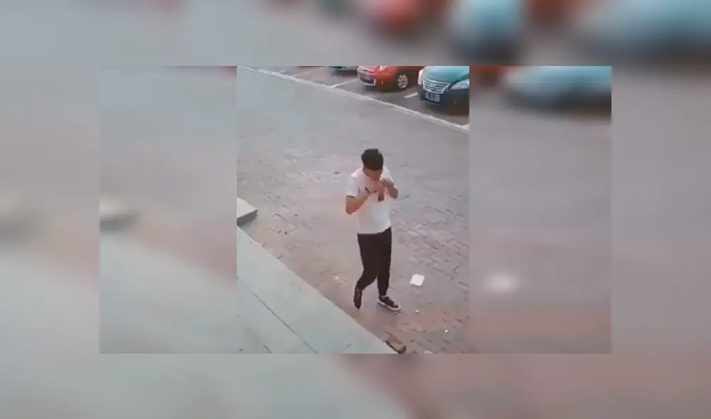 En Facebook, un joven cometió un desagradable blooper al recoger su helado tirado en el suelo. En Facebook, un joven cometió un desagradable blooper al recoger su helado tirado en el suelo.