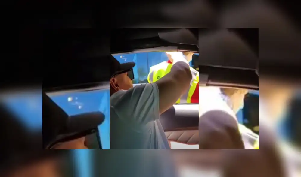 Video es viral en TikTok. El conductor detuvo su ruta por un momento y sorprendió a un trabajador de servicio público que llevaba varias horas parado bajo el sol. Fotocaptura: YouTube