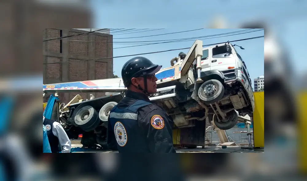 Camión grúa chocó contra muro de obra de construcción y se volcó. Foto: Twitter @Ndemendi Camión grúa chocó contra muro de obra de construcción y se volcó. Foto: Twitter @Ndemendi