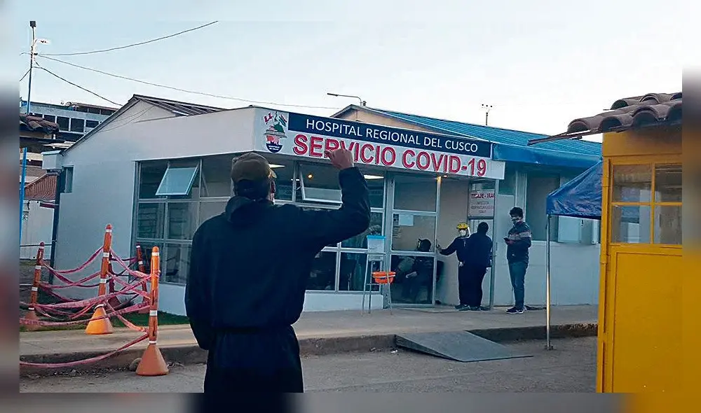 Al tope. Nosocomios estan abarrotados de pacientes COVID-19, mientras en las zonas de acceso se forman largas colas. Al tope. Nosocomios estan abarrotados de pacientes COVID-19, mientras en las zonas de acceso se forman largas colas.