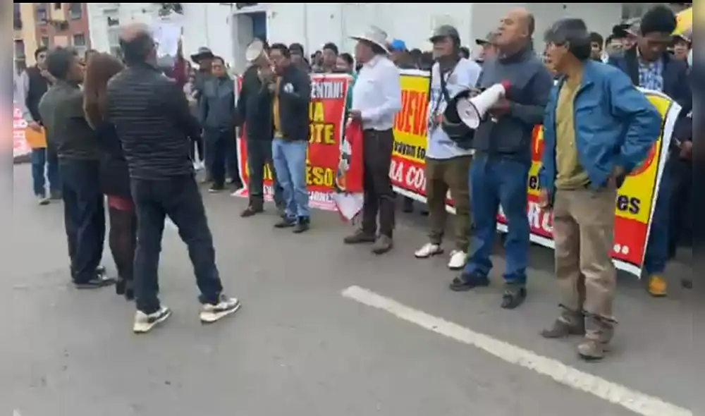 Pobladores exigen nuevas elecciones. Foto: La República. Pobladores exigen nuevas elecciones. Foto: La República.