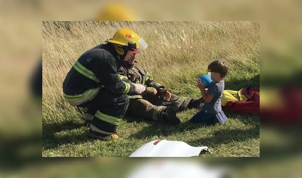 Conmovedoras imágenes: Bomberos juegan con niño luego de un accidente de tránsito [FOTOS]