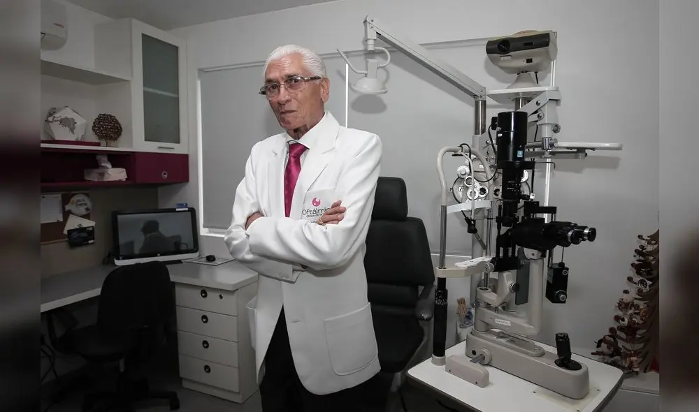 Doctor Carlos Siverio Zaffirio,  en su despacho de la clínica oftalmológica.