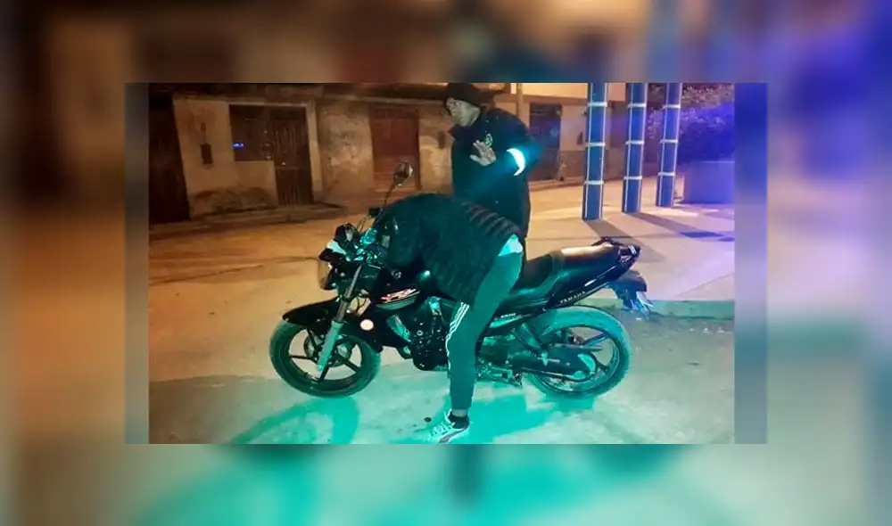 Ebrio se quedó dormido en medio de la pista a bordo de su motocicleta en Puno [VIDEO]