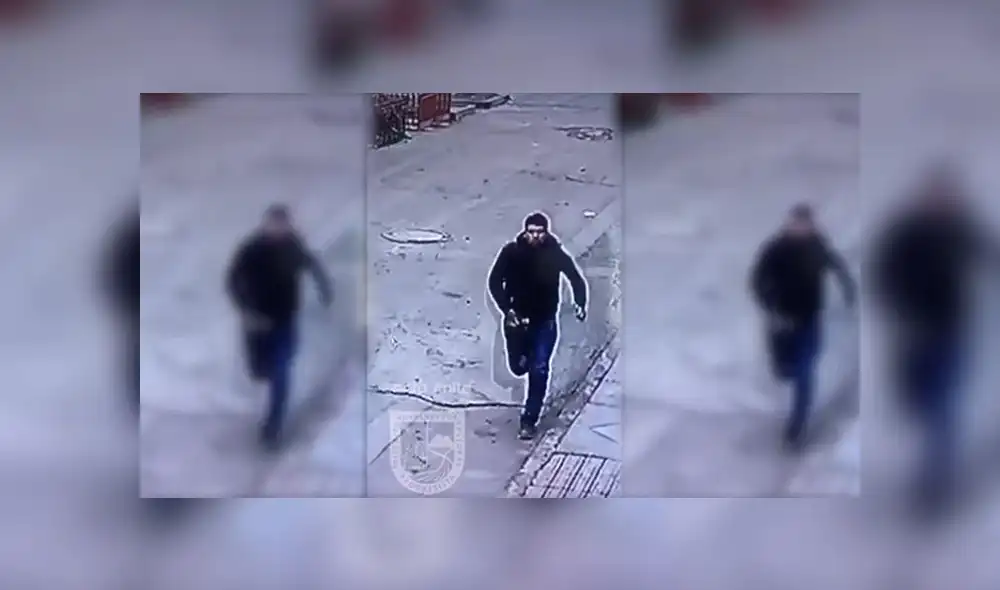 Individuo es corriendo con la pistola entre las manos tras dejar mal heridos a inspectores. (Foto: Captura de video)
