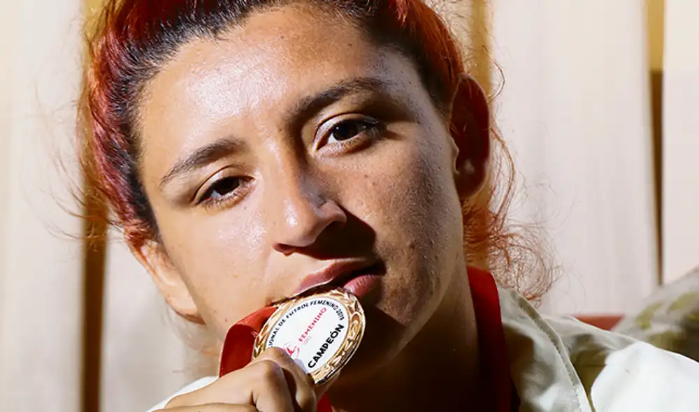 Campeona. Novoa se da íntegra por su equipo y por la selección. “Siempre voy a querer ganar una medalla para mi país, ahora me toca jugar lo mejor posible para hacerlo aún mejor cuando vuelva a la selección”, señala. Crédito: Eric Villalobos Campeona. Novoa se da íntegra por su equipo y por la selección. “Siempre voy a querer ganar una medalla para mi país, ahora me toca jugar lo mejor posible para hacerlo aún mejor cuando vuelva a la selección”, señala. Crédito: Eric Villalobos