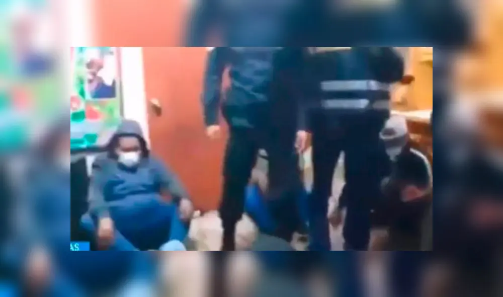 Sujetos fueron intervenidos por la Policía tras denuncia de los vecinos en Comas. Créditos: TV Perú.