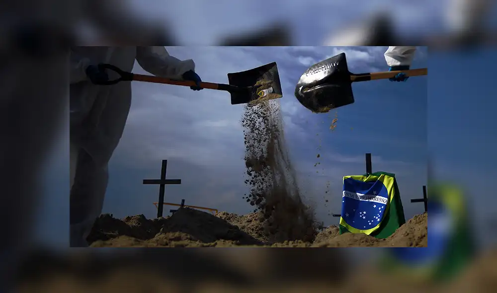 Se cavaron alrededor de 100 tumbas simbólicas en la playa de Copacabana. | Foto: Carl de Souza / AFP