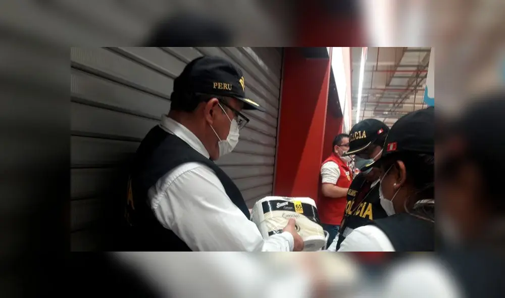 Peritos durante el operativo en Plaza Vea de Chorrillos. Foto: PNP Peritos durante el operativo en Plaza Vea de Chorrillos. Foto: PNP