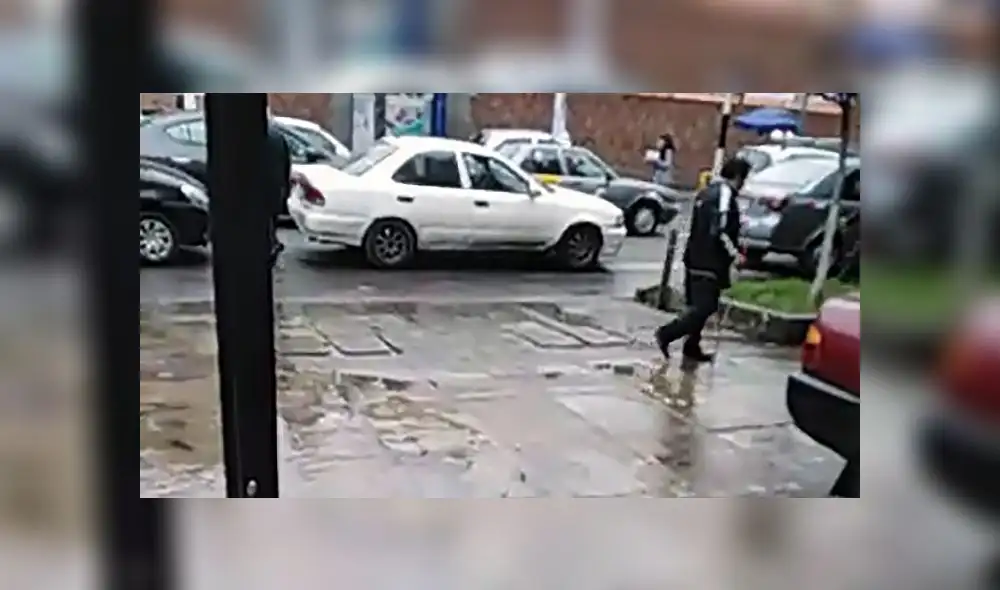 Breña: reportan pequeño aniego frente a colegio [VIDEO]