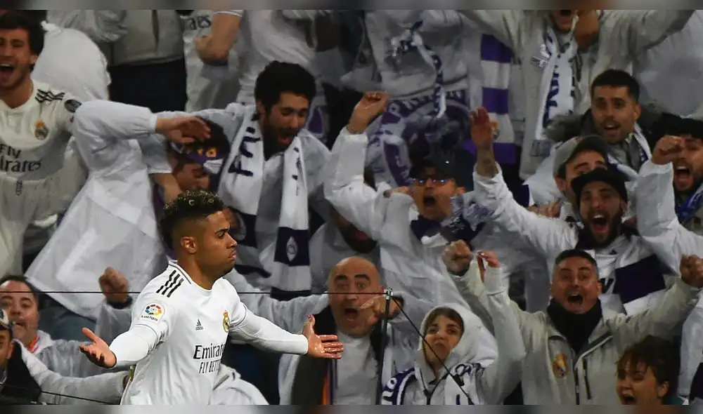 Traje anti-coronavirus para que vuelva el público en los estadio de fútbol. Foto: AFP Traje anti-coronavirus para que vuelva el público en los estadio de fútbol. Foto: AFP