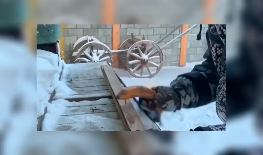 Un hombre ruso utilizó un insólito truco en mitad del inclemente invierno y se hizo viral en YouTube.