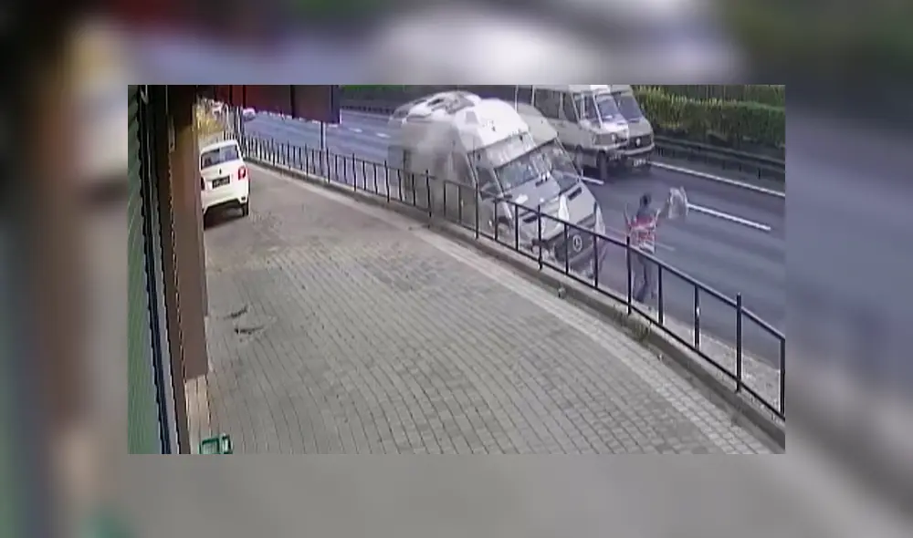 Desliza las imágenes para conocer más sobre este impactante hecho registrado por una cámara de vigilancia. Foto: Newzee Desliza las imágenes para conocer más sobre este impactante hecho registrado por una cámara de vigilancia. Foto: Newzee