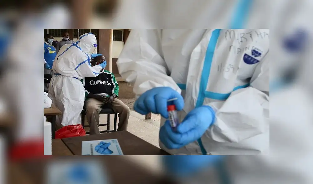A Kenyan health worker takes a nasal swab from a resident of Eatstleigh, during a mass testing exercise for the COVID-19 coronavirus in Nairobi on May 20, 2020. (Photo by SIMON MAINA / AFP) A Kenyan health worker takes a nasal swab from a resident of Eatstleigh, during a mass testing exercise for the COVID-19 coronavirus in Nairobi on May 20, 2020. (Photo by SIMON MAINA / AFP)