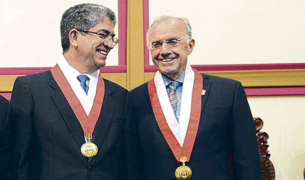 Votos. José Luis Sardón y Augusto Ferrero por la señora K.