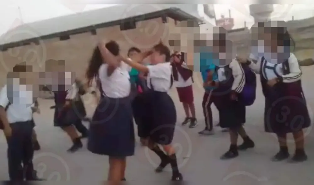  Sullana: captan a escolares en plena pelea afuera de colegio 