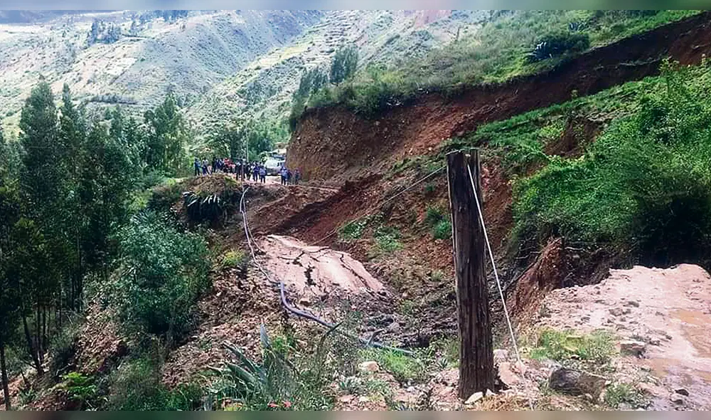 Aislados. Derrumbe interrumpe pase vehicular a la sierra. Aislados. Derrumbe interrumpe pase vehicular a la sierra.