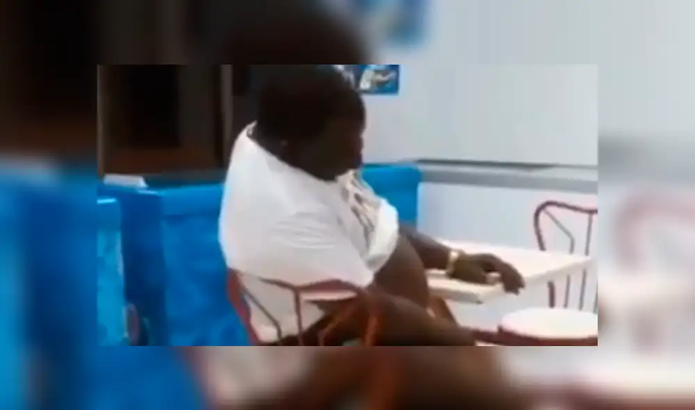 Facebook viral: hombre es troleado cruelmente luego de caerse de una silla mientras dormía [VIDEO]