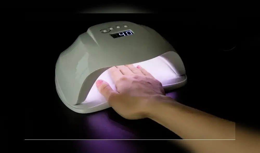 El secado de uñas con gel es muy habitual en las practicas de manicure en salones de belleza. Foto: difusión