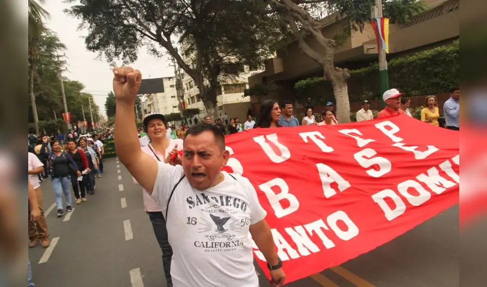 Docentes exigen reposición de profesores interinos. Foto: La República.