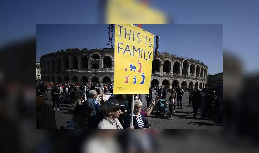 Choque entre ultraconservadores y feministas durante marcha 'a favor de la familia' en Italia [FOTOS] 