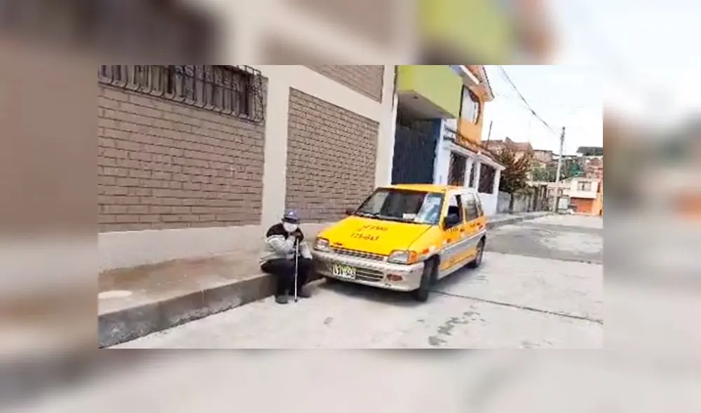 Duerme y pasa todos los días en su tico, su único hogar en estos días de cuarentena.