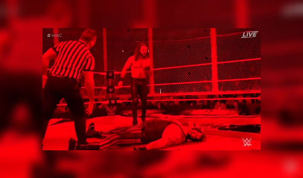 Rollins perdió el combate por descalificación, pero retuvo su cinturón. Créditos: WWE Rollins perdió el combate por descalificación, pero retuvo su cinturón. Créditos: WWE