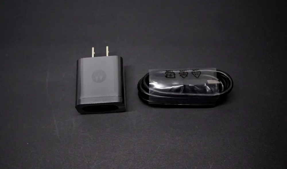 Cargador de pared de 10W junto a su cable con entrada microUSB. | Foto: Carol Larrain Cargador de pared de 10W junto a su cable con entrada microUSB. | Foto: Carol Larrain