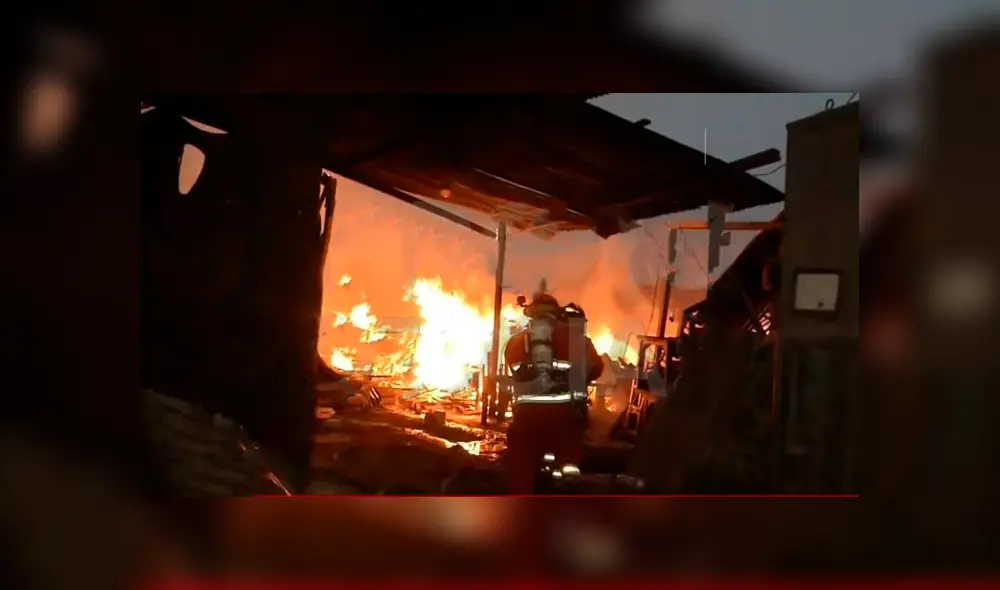 Un corto circuito habría iniciado el fuego, lo cual se agravó con los materiales que se encontraban al interior del taller. Foto: Captura Tv Perú Un corto circuito habría iniciado el fuego, lo cual se agravó con los materiales que se encontraban al interior del taller. Foto: Captura Tv Perú