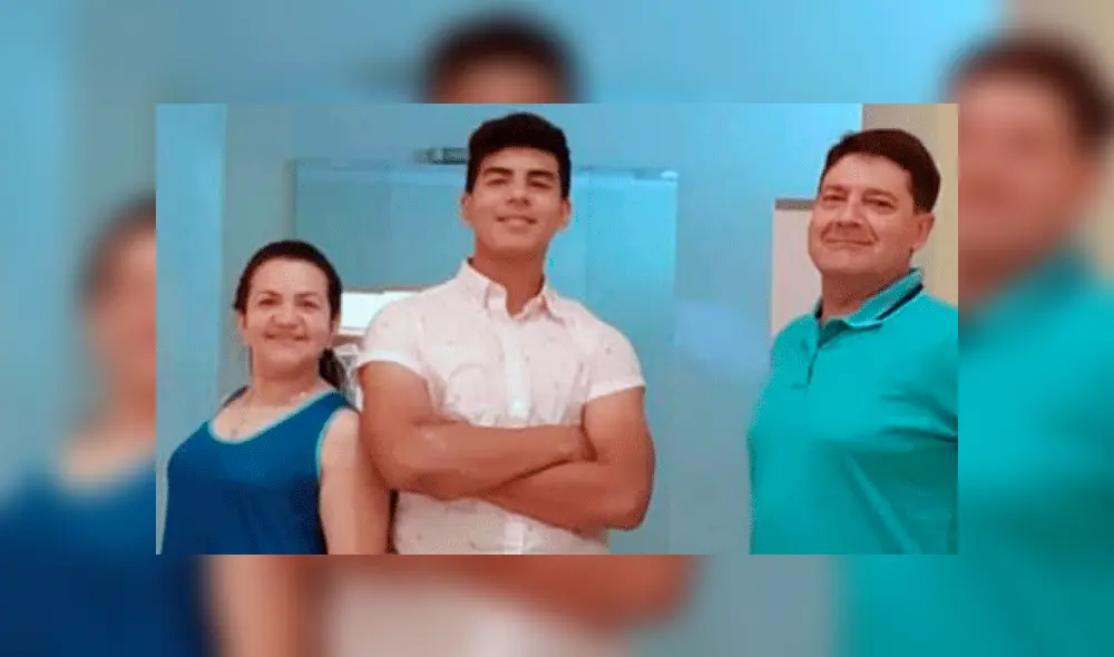 Fernándo Báez Sosa junto a sus padres. Fernándo Báez Sosa junto a sus padres.