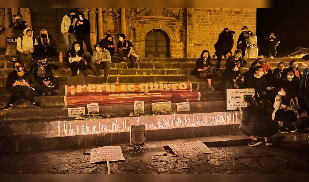 En Cusco, jóvenes también se manifestaron y encendieron velas. Foto: Maribel Mamani En Cusco, jóvenes también se manifestaron y encendieron velas. Foto: Maribel Mamani
